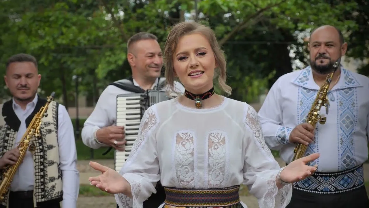 Paula Pasca - Am opinca gaurita